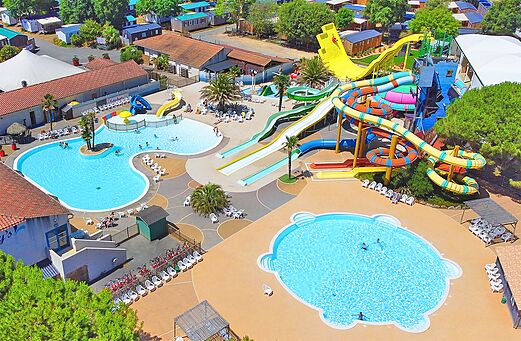 Buitenzwembad met reusachtige waterglijbanen op camping CAPFUN Curty's in Jard sur Mer (85).