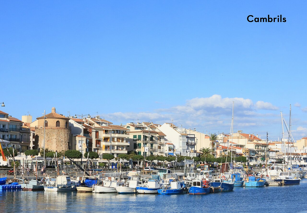 Haven van Cambrils met vissersboten en kustgebouwen, een te bezoeken plaats.