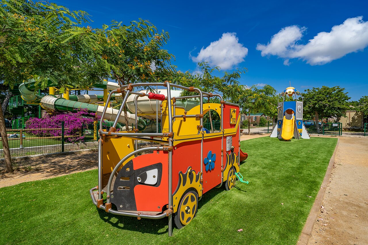 Speeltuin met speeltoestellen en waterglijbanen op camping CAPFUN Alba in CREIXELL (43).