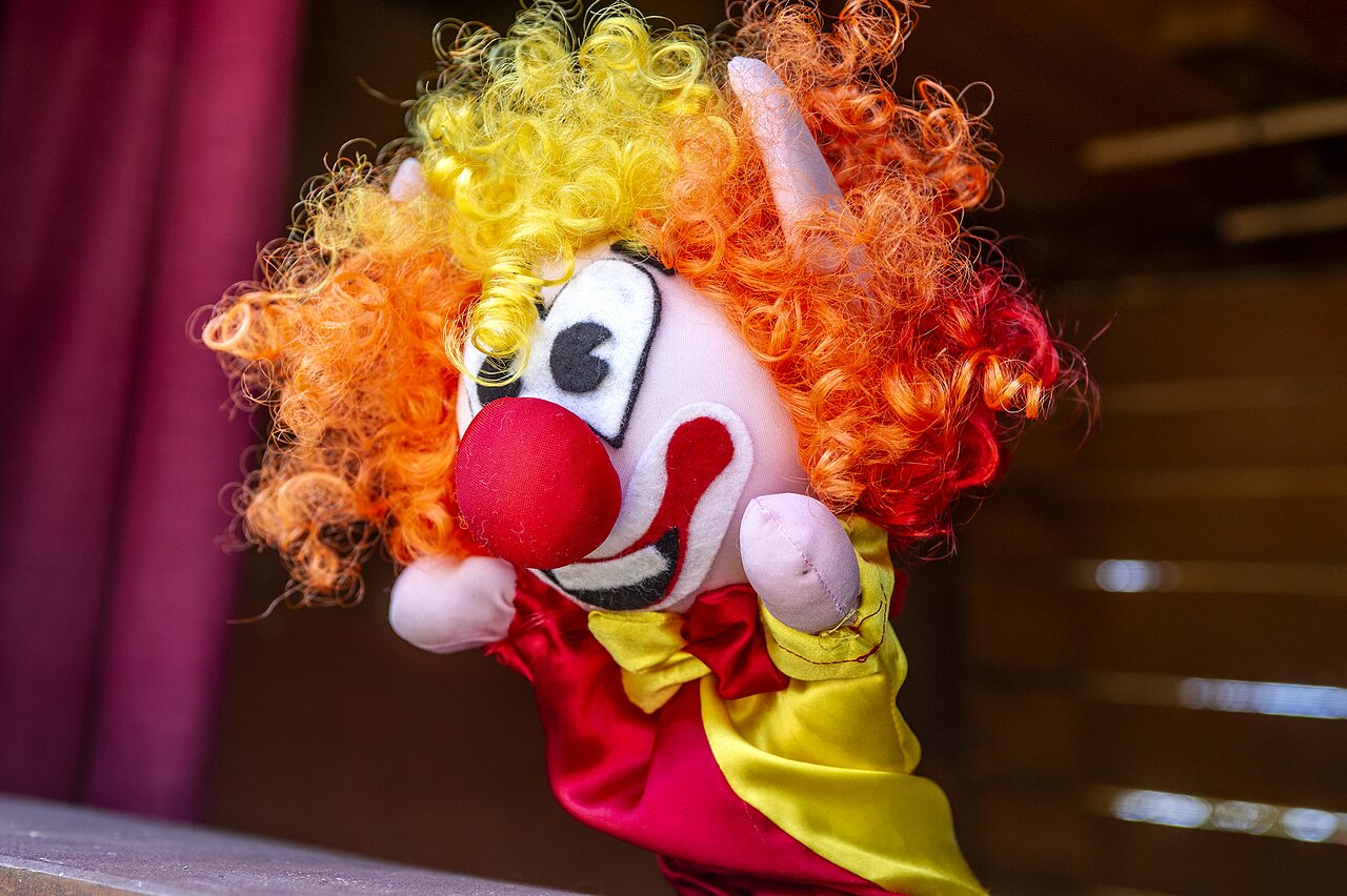 Kleurrijke clownspop voor animatieshow op camping CAPFUN Alba in CREIXELL (43).