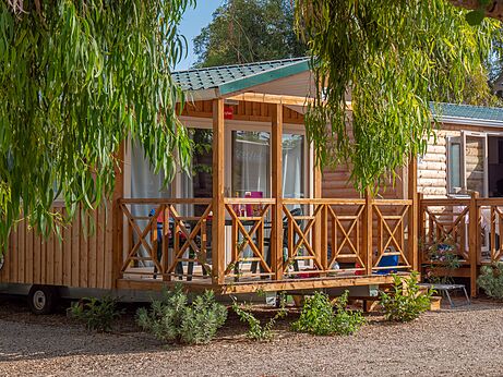 Houten stacaravan met ingericht terras op camping CAPFUN Alba in CREIXELL (43).