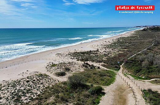 Zandstrand van Creixell, golven, bij camping CAPFUN Alba in CREIXELL.