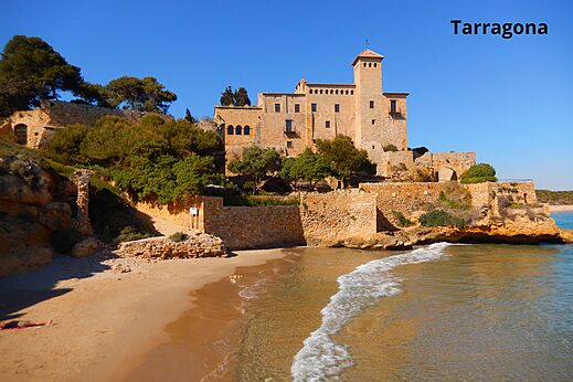Kasteel van Tamarit aan het strand nabij Tarragona, Catalonië.