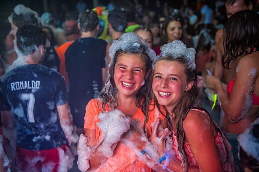 Schuimparty met lachende jonge meisjes op camping CAPFUN Alba in CREIXELL (43).