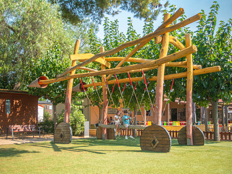 Grote houten schommel op camping CAPFUN Alba in CREIXELL (43).