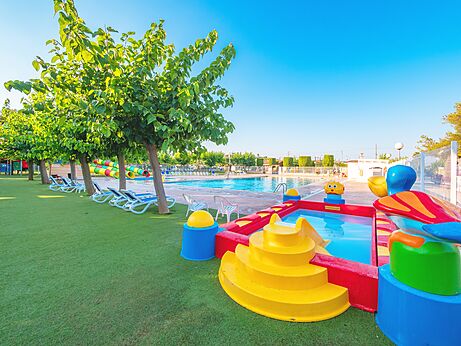Kleurrijk kinderzwembad en waterglijbanen op camping CAPFUN Alba in CREIXELL (43).