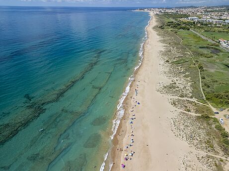 Fijn zandstrand en turquoise zee vanuit de lucht op camping CAPFUN Alba in CREIXELL (43).
