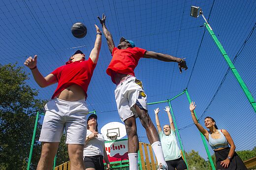 Basketbalwedstrijd op multisportterrein op camping CAPFUN Alba in CREIXELL (43).