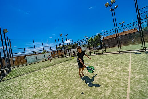 Buiten padelbaan met spelers op camping CAPFUN Alba in CREIXELL (43).