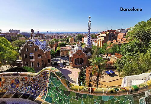 Kleurrijke moza�ekbank en Gaud�-huizen in Park G�ell, Barcelona.