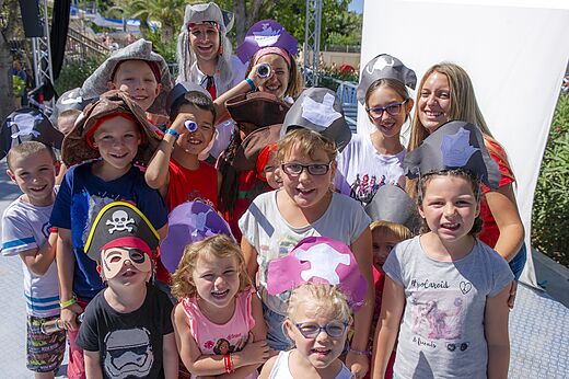 Kinderen en animatoren als piraten voor animatie op camping CAPFUN Alba CREIXELL.