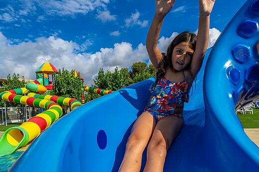 Blauwe waterglijbaan met kind, waterpark CAPFUN Alba in CREIXELL (43).