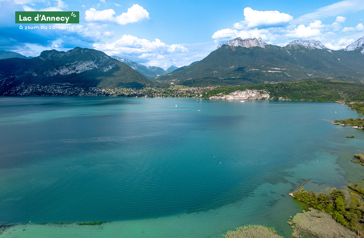 Meer van Annecy met turquoise water, omringd door groene bergen in de Haute-Savoie.
