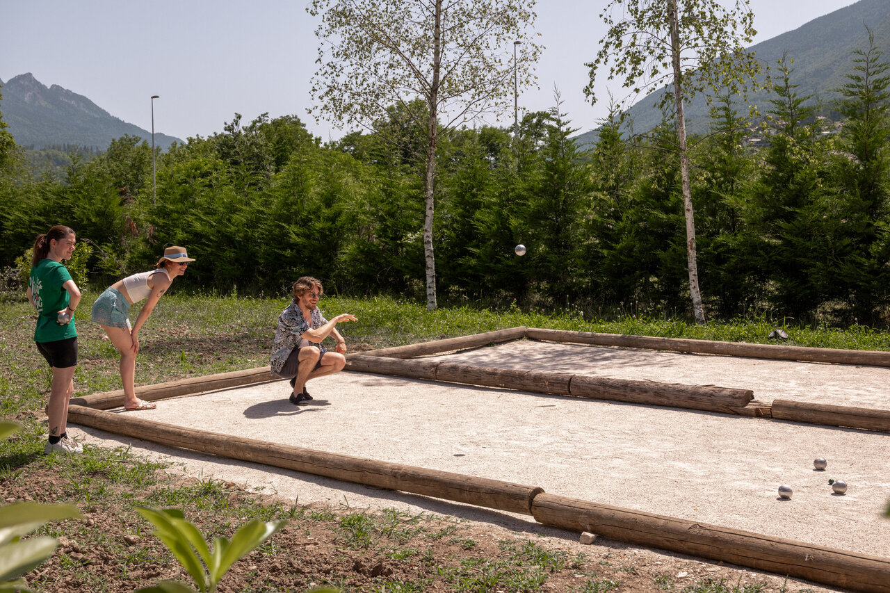 Jeu de boulesbaan met spelers, gezellige sfeer op camping CLICOCHIC Aloua in Sevrier (74).
