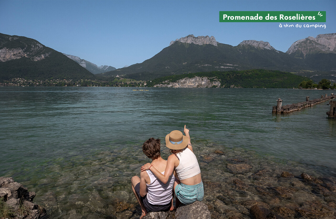 Promenade des Roseli�res, koppel bewondert meer van Annecy en bergen, Sevrier.