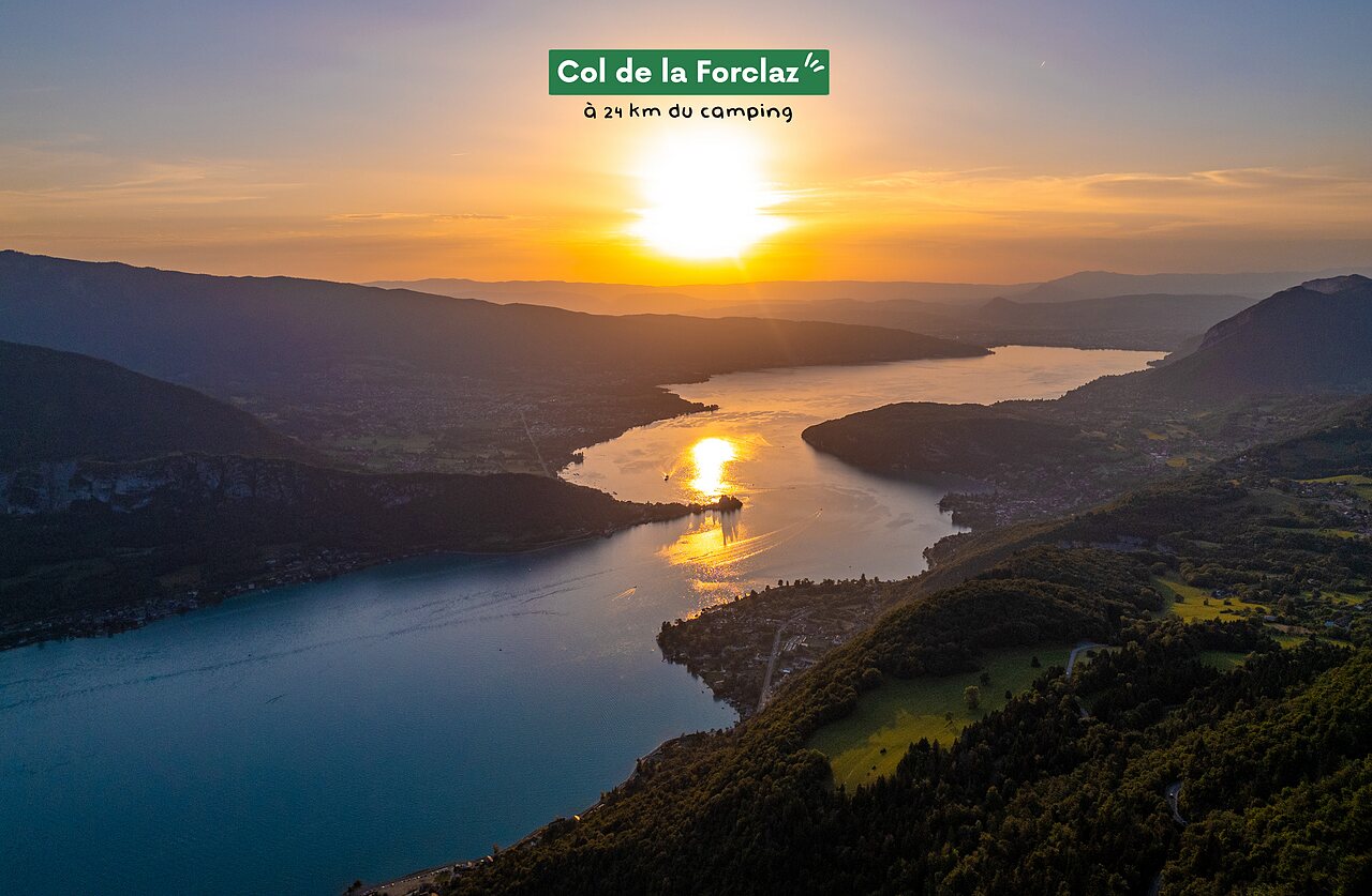 Zonsondergang over het meer van Annecy vanaf de Col de la Forclaz.