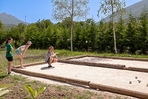 Jeu de boules baan met vrienden op camping CLICOCHIC Aloua in Sevrier (74).