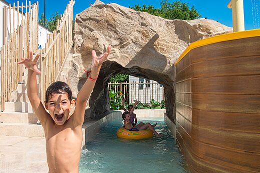 Kinderen spelen in de waterrivier op camping CLICOCHIC Aloua in Sevrier (74).