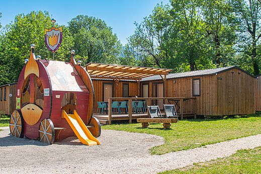 Speeltuin koetsvormig en stacaravans op camping CLICOCHIC Aloua in Sevrier (74).