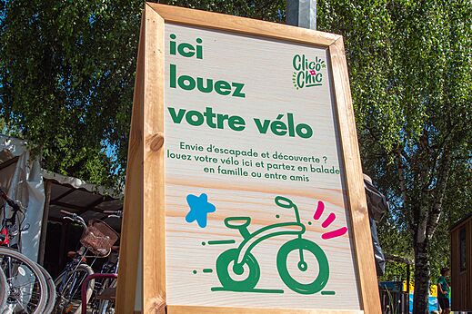 Borden voor fietsverhuur op camping CLICOCHIC Aloua in Sevrier (74).