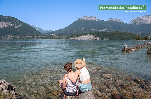Promenade des Roselières aan het meer van Annecy met bergen op de achtergrond.