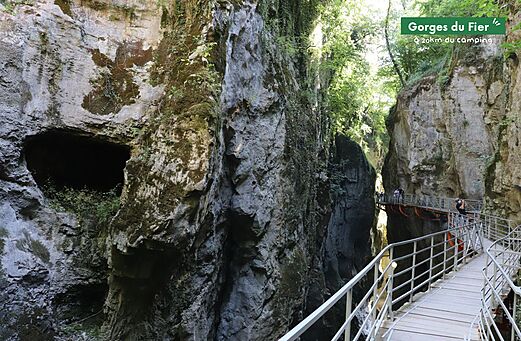 Hangbrug in de Gorges du Fier, natuurlijke site nabij Annecy, Haute-Savoie.