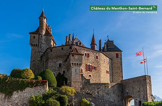 Kasteel van Menthon-Saint-Bernard, historisch middeleeuws fort nabij Annecy in de Haute-Savoie.