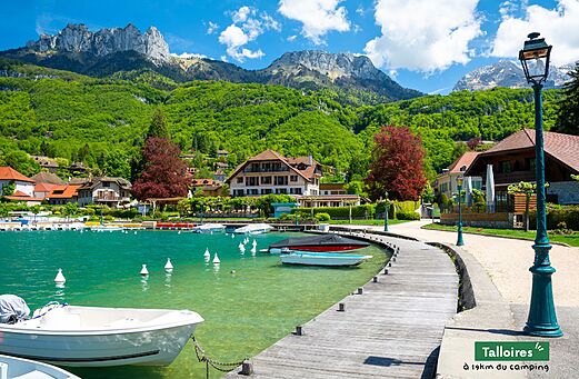 Dorp Talloires aan het meer van Annecy, Haute-Savoie.