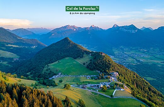 Col de la Forclaz, bergpanorama nabij het meer van Annecy in de Alpen.