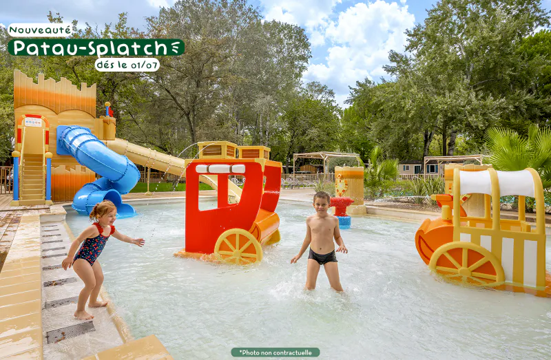 Patau-splatch waterspeeltuin met glijbanen en kinderen op camping CLICOCHIC Alpes Lodges in Pralognan la Vanoise (73).