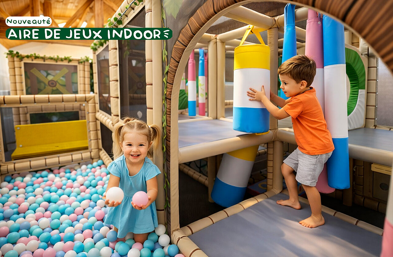 Binnenspeeltuin en ballenbak op camping CLICOCHIC Alpes Lodges in Pralognan la Vanoise (73).