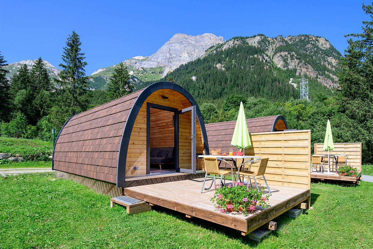 Houten pods met terras, berguitzicht, op camping CLICOCHIC Alpes Lodges.