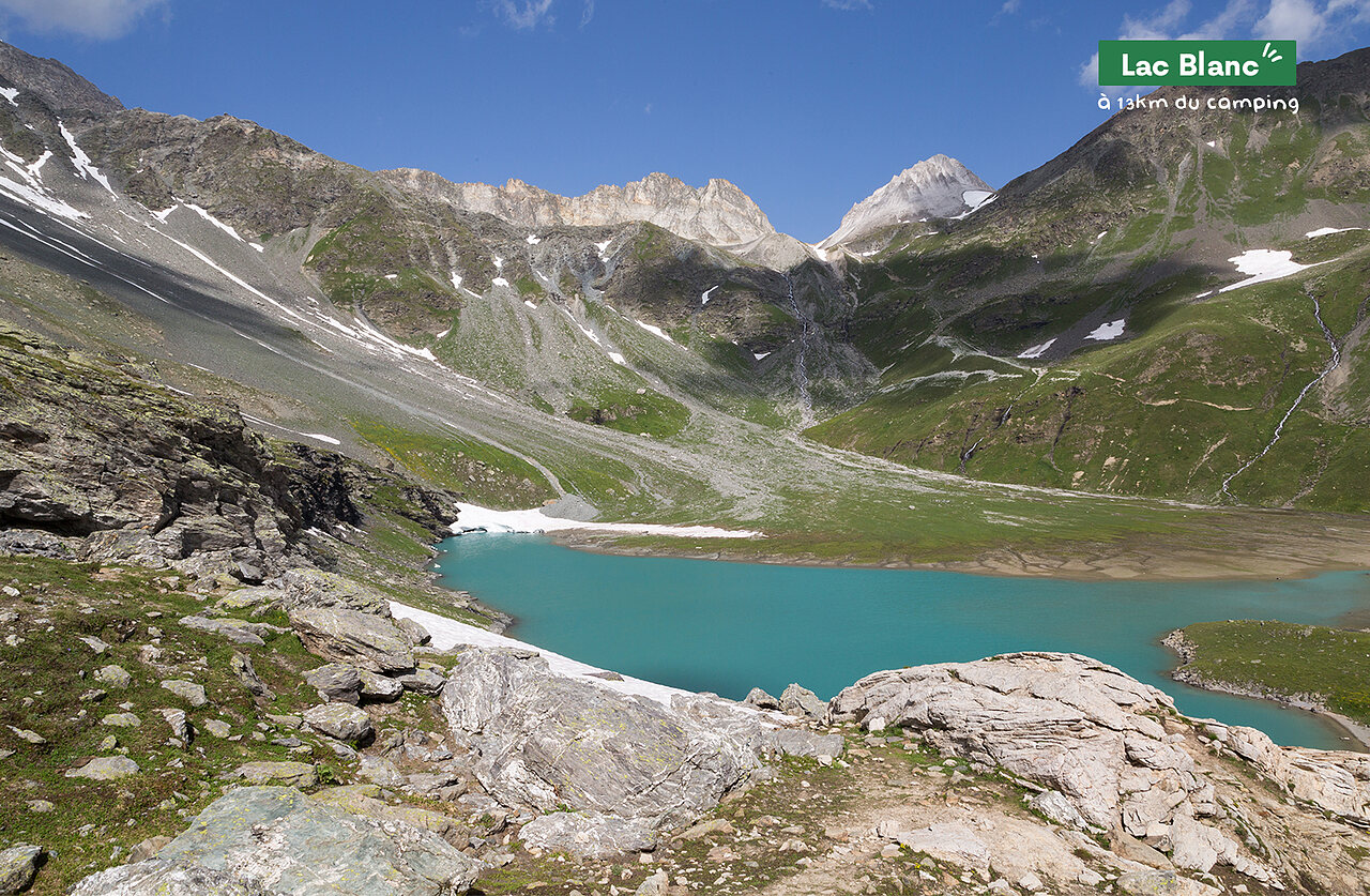 Lac Blanc, turquoise bergmeer omringd door besneeuwde toppen, nabij Pralognan.