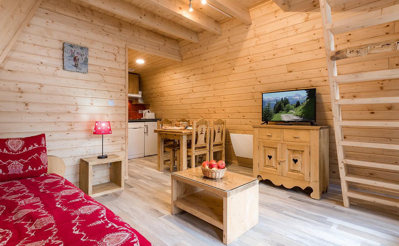 Houten chalet, woonkamer, keuken en mezzanine op camping CLICOCHIC Alpes Lodges in Pralognan la Vanoise (73).
