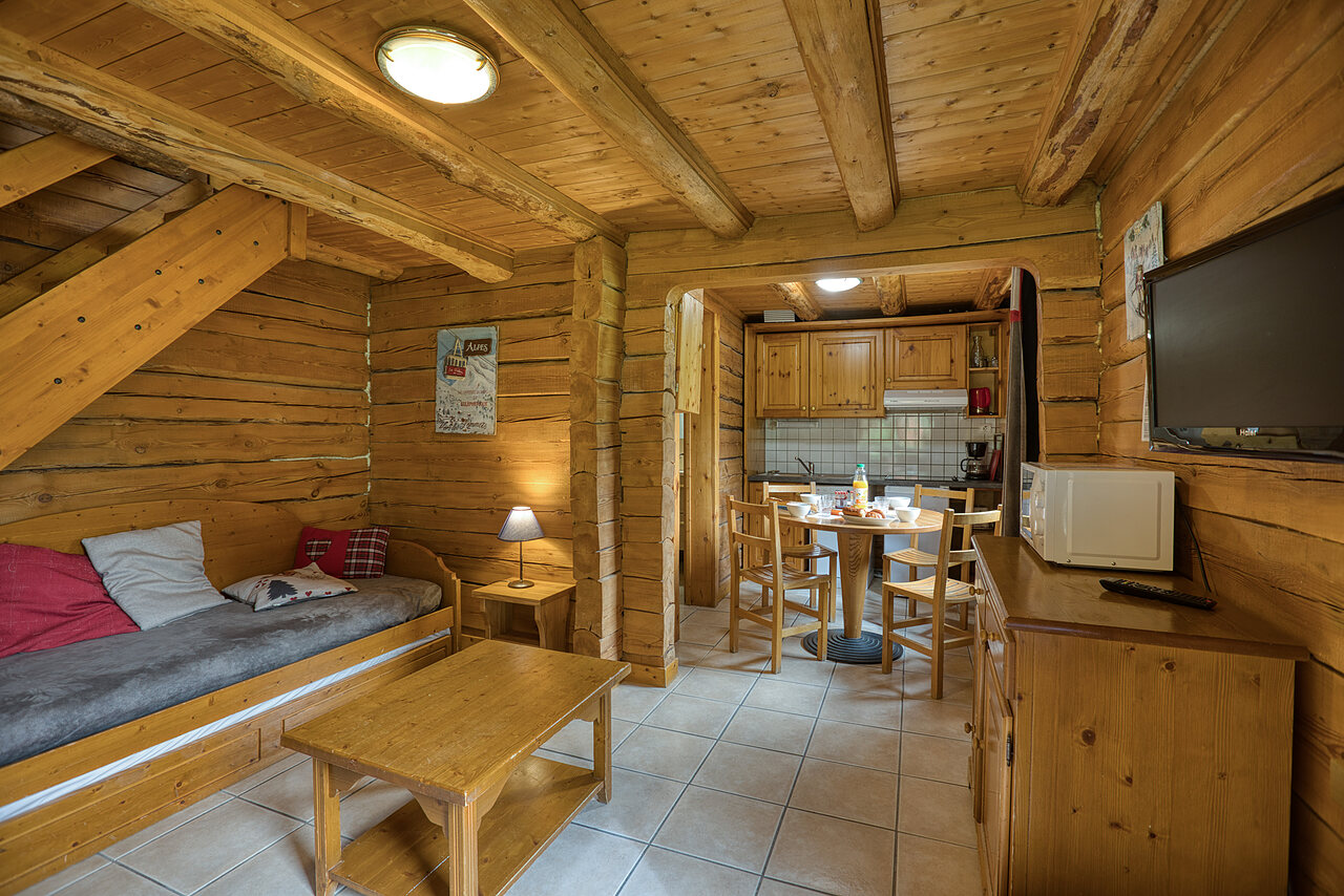 Houten chalet, woonkamer, keuken op camping CLICOCHIC Alpes Lodges in Pralognan la Vanoise (73).