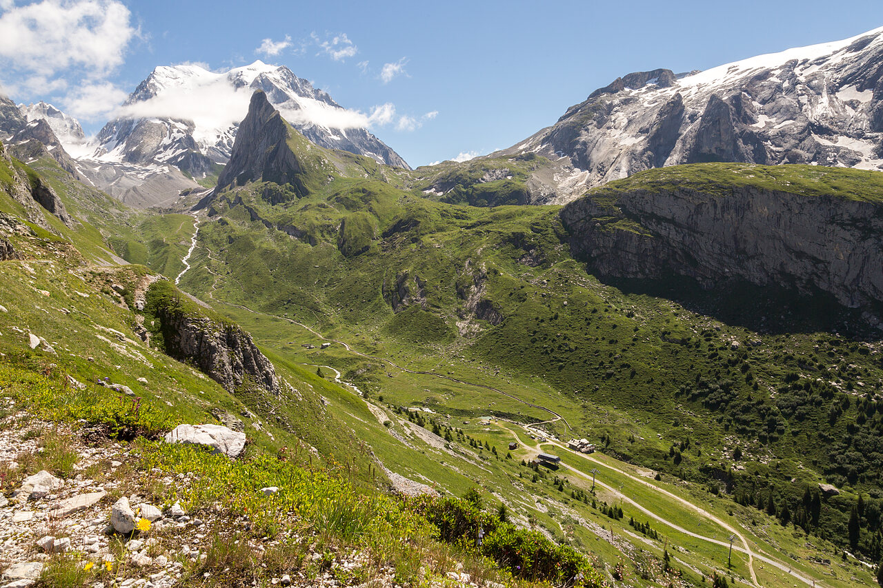 Alpenlandschap, besneeuwde toppen, groene valleien op camping CLICOCHIC Alpes Lodges in Pralognan la Vanoise (73).