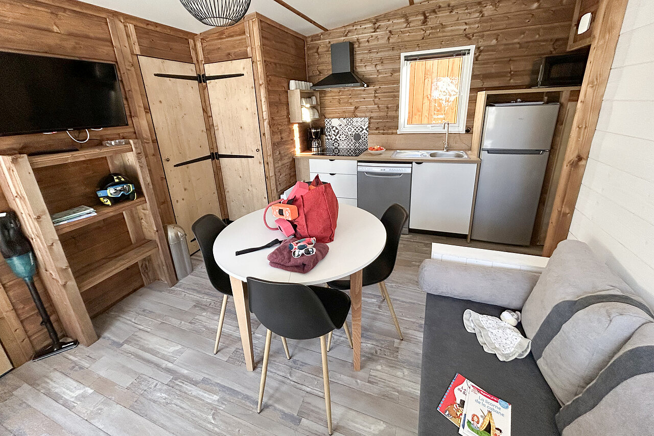 Modern chalet interieur met woonkamer en keuken op camping CLICOCHIC Alpes Lodges in Pralognan la Vanoise (73).