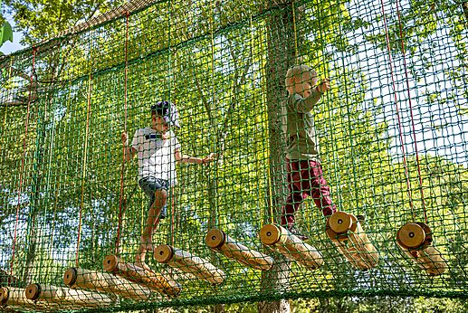 Avonturenparcours in de hoogte voor kinderen op camping CLICOCHIC Alpes Lodges in Pralognan la Vanoise (73).