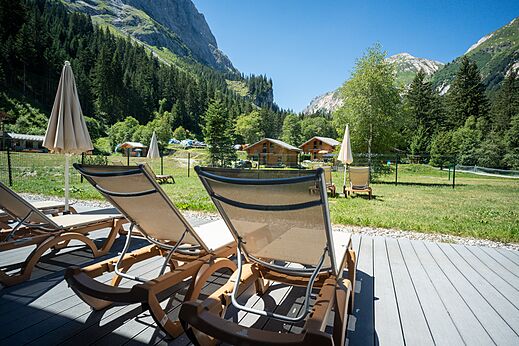 Berglandschap, stacaravans en natuur op camping CLICOCHIC Alpes Lodges in Pralognan la Vanoise (73).