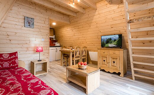 Interieur houten Mobil-home op camping CLICOCHIC Alpes Lodges in Pralognan la Vanoise.