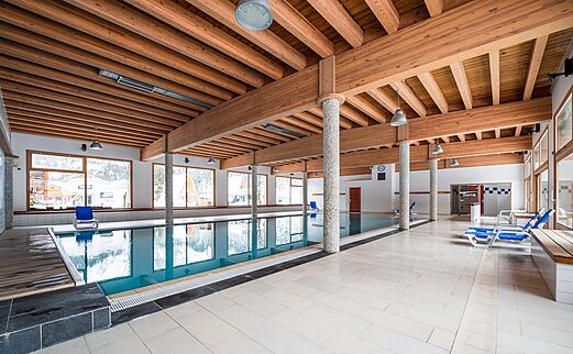 Verwarmd binnenzwembad, houten constructie, op camping CLICOCHIC Alpes Lodges Pralognan.