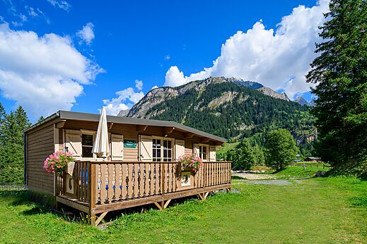 Houten stacaravan met terras, bergen, op camping CLICOCHIC Alpes Lodges Pralognan (73).