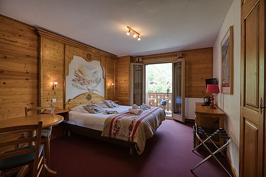 Tweepersoonskamer met balkon op camping CLICOCHIC Alpes Lodges in Pralognan la Vanoise (73).