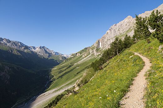 Wandelpad op camping CLICOCHIC Alpes Lodges in Pralognan la Vanoise (73).