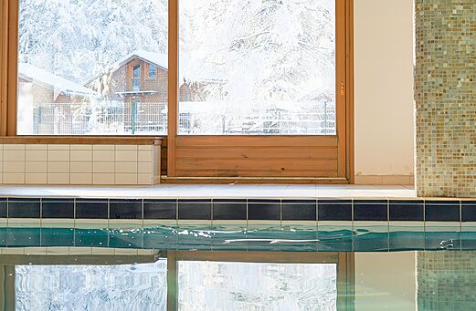 Binnenzwembad, besneeuwd uitzicht op camping CLICOCHIC Alpes Lodges in Pralognan (73).