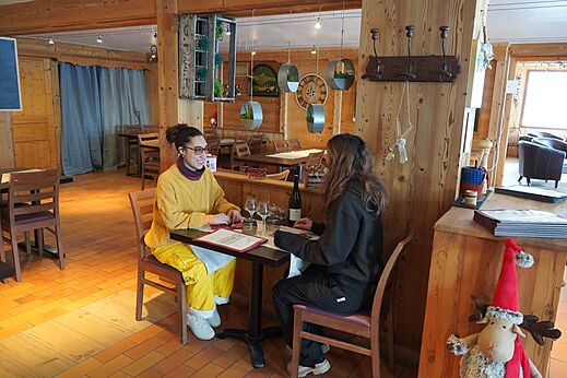 Houten restaurant op camping CLICOCHIC Alpes Lodges in Pralognan la Vanoise (73).