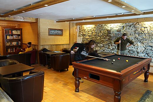 Biljart en spelers op camping CLICOCHIC Alpes Lodges in Pralognan la Vanoise.