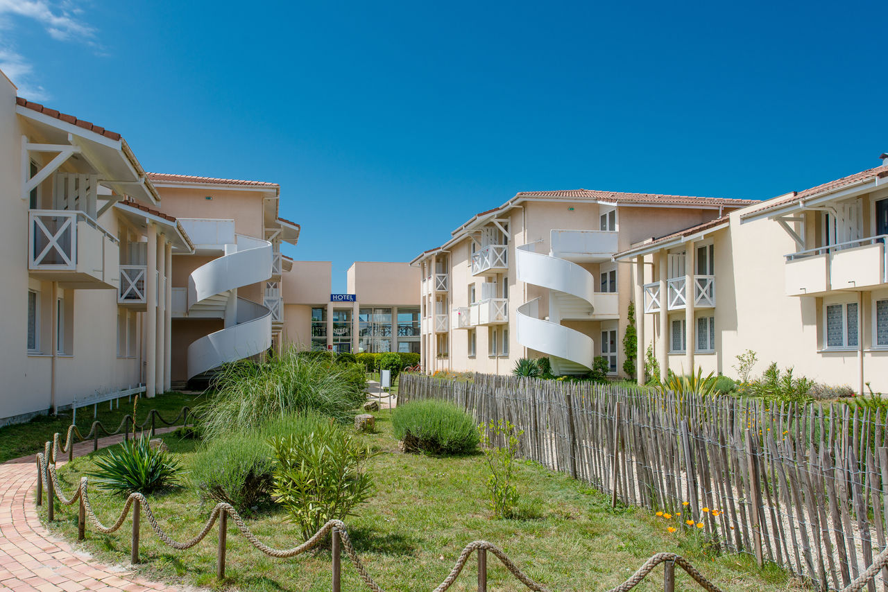 Moderne accommodatie met wenteltrappen, bij CAPFUN H�tel/R�sidence Oc�ane in Andernos Les Bains.