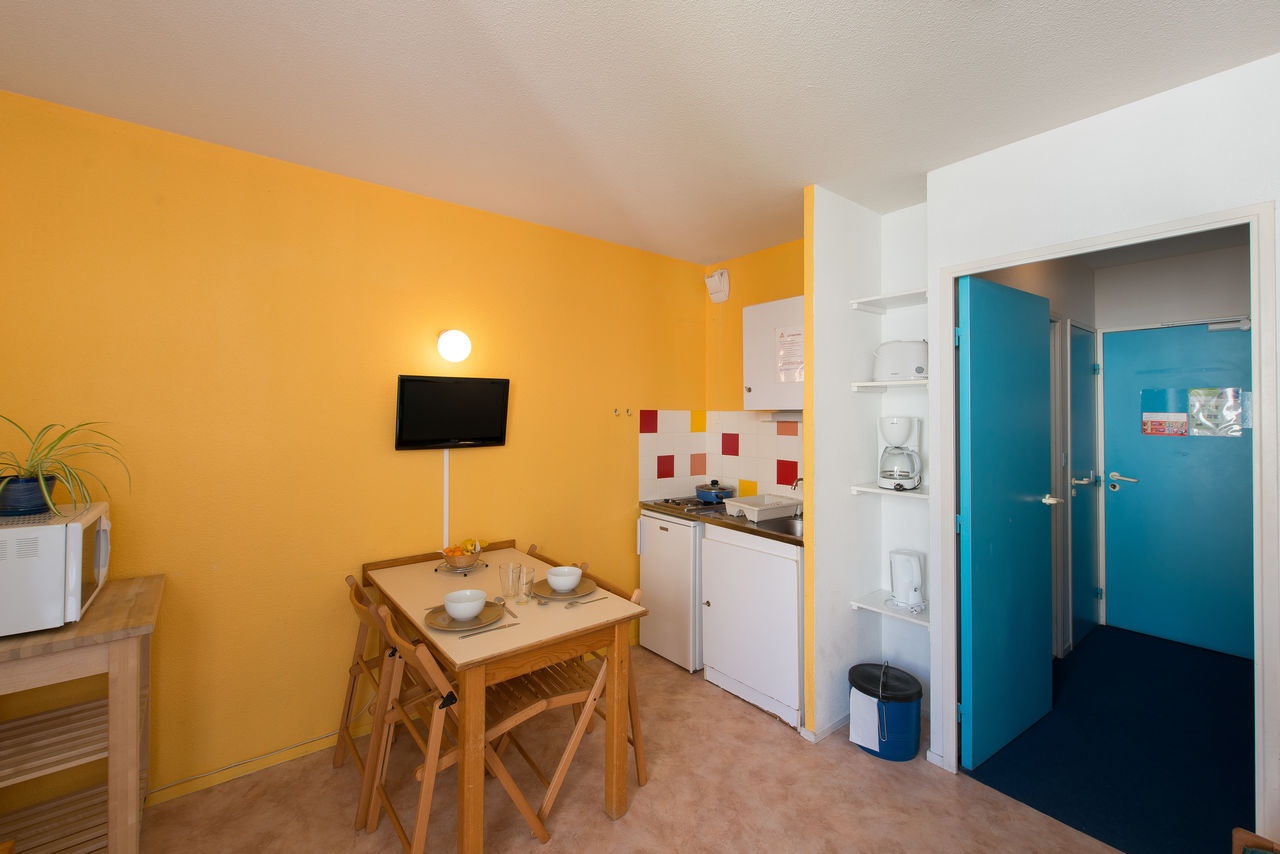 Uitgeruste kitchenette, eethoek en TV in accommodatie CAPFUN Oc�ane Andernos (33).