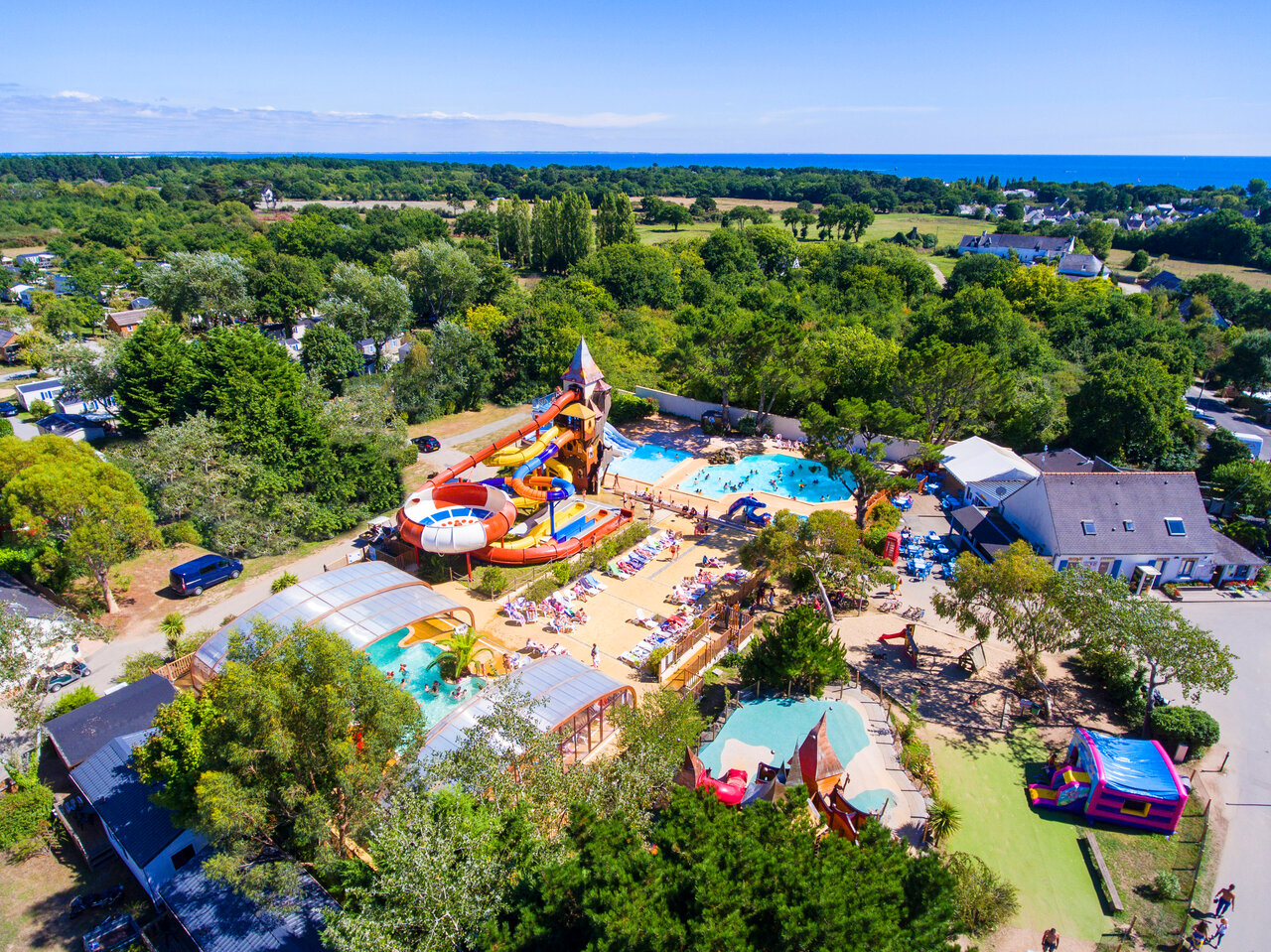 Waterpark, glijbanen, zwembaden op camping CAPFUN An Trest in SARZEAU (56).